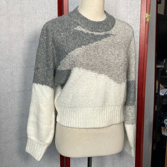 3/$20 Abercrombie & Fitch Gray & White Geometric Cropped Sweater (Size: XS) - Picture 6 of 13